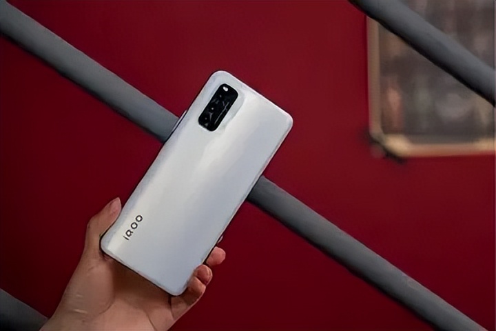 2022年换手机参考这3款，耗电少性能强还不贵，用5年不卡顿