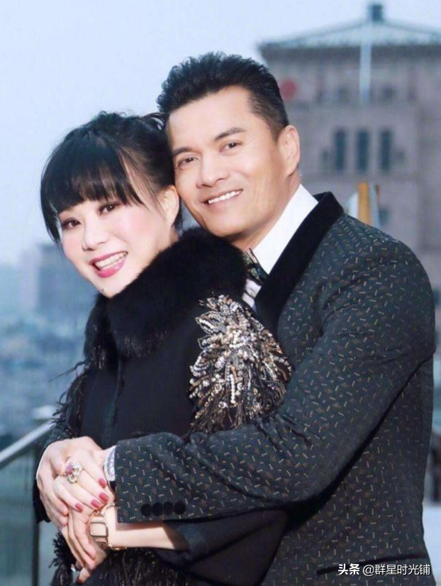 演员吕良伟：离过两次婚，欠债2000万时，三婚娶了一位贵州姑娘