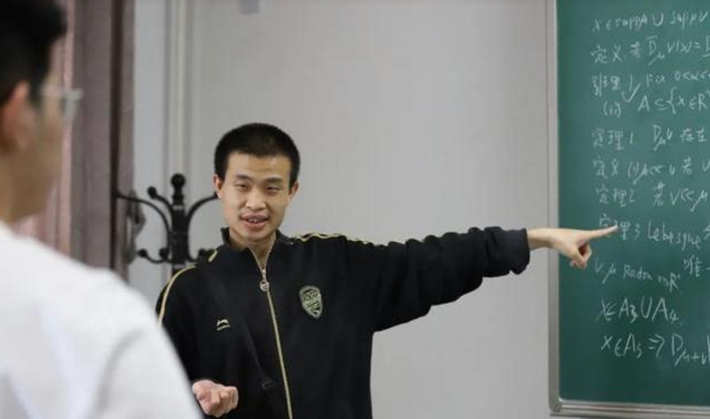 哈工大博导第一学历为“中专”，用10年时间实现逆袭，让人敬佩