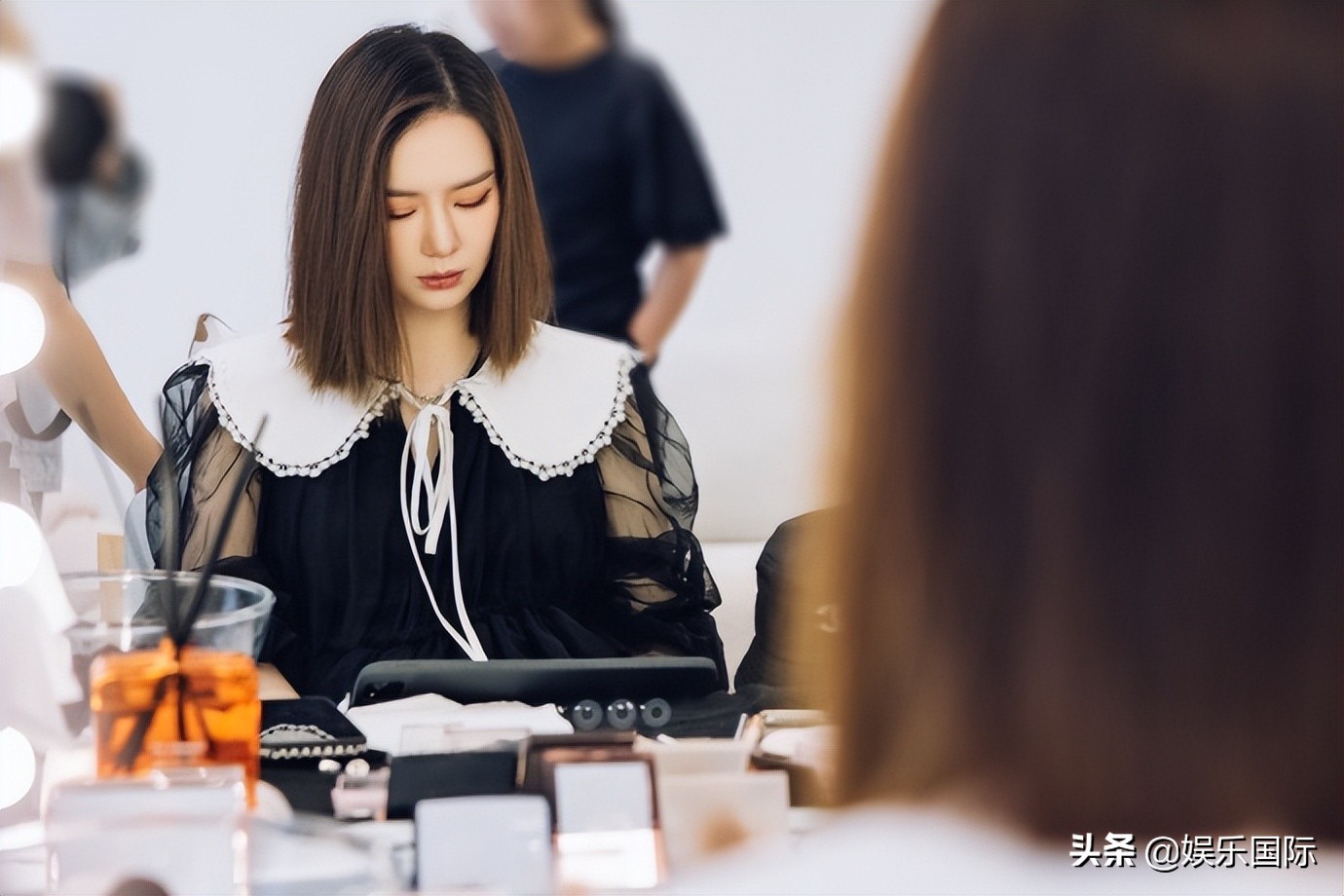 戚薇穿粉色蓬蓬裙遮肚 孕期双腿仍纤细笔直