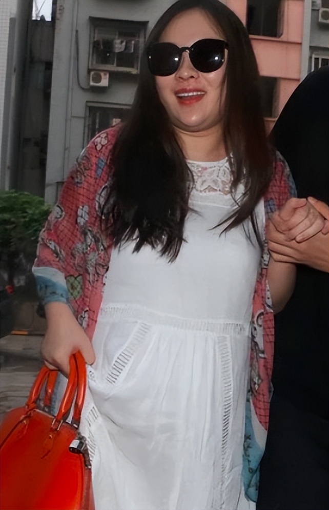 54岁巩俐没有路人缘，素颜出镜尽显臃肿，与外籍男友大秀恩爱