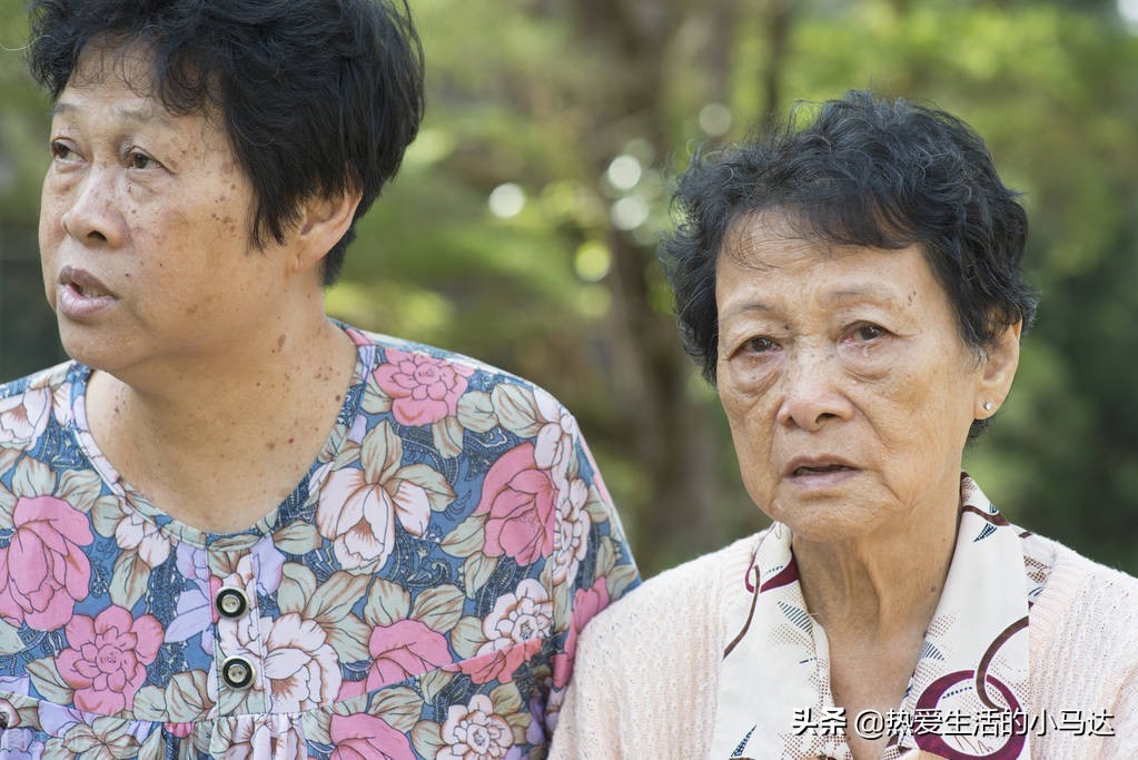 67岁大妈哭诉：抱团养老2年花掉30万，姐妹感情也散了，后悔莫及