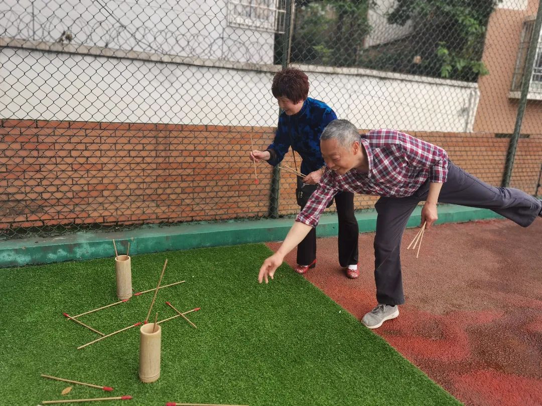天府新区华阳实验小学举行“爱成都 迎大运”退休职工趣味运动会