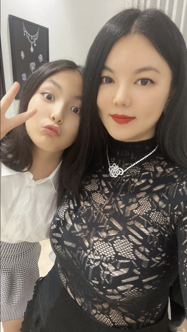 李湘晒母女近照，王诗龄靠着妈妈卖萌，试穿衣服身材高挑又瘦了