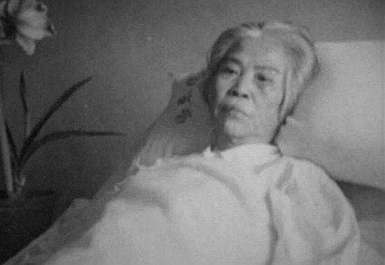 李敏去看望贺子珍后，捎回来个礼物，毛泽东拆开：你妈妈心思细腻