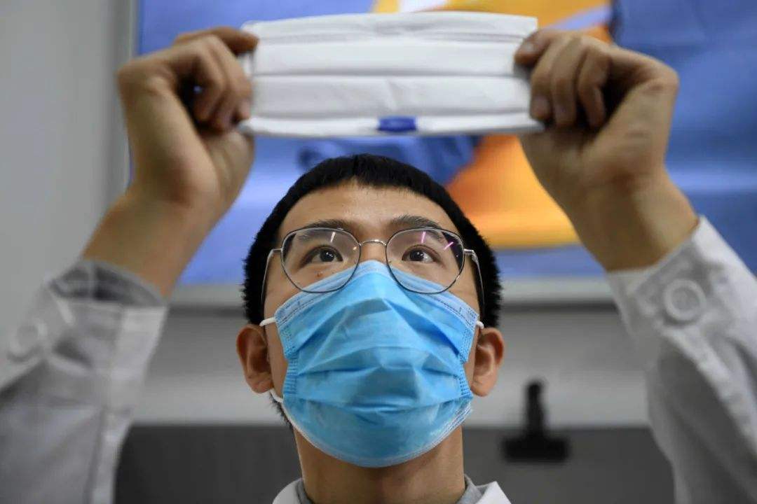 朋友圈传言：口罩上的残留物会致癌，要抖一抖再戴，否则就不能用