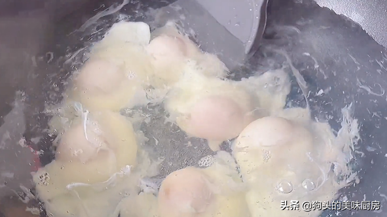 这技术煮荷包蛋太厉害了，不散花无白沫，又圆又光滑，太简单了