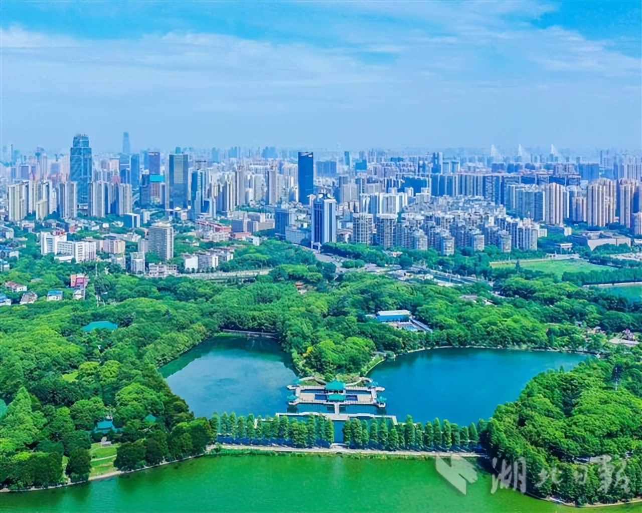 湖北这所大学：5大食堂、高档公寓，吃住条件相当好，出门是地铁