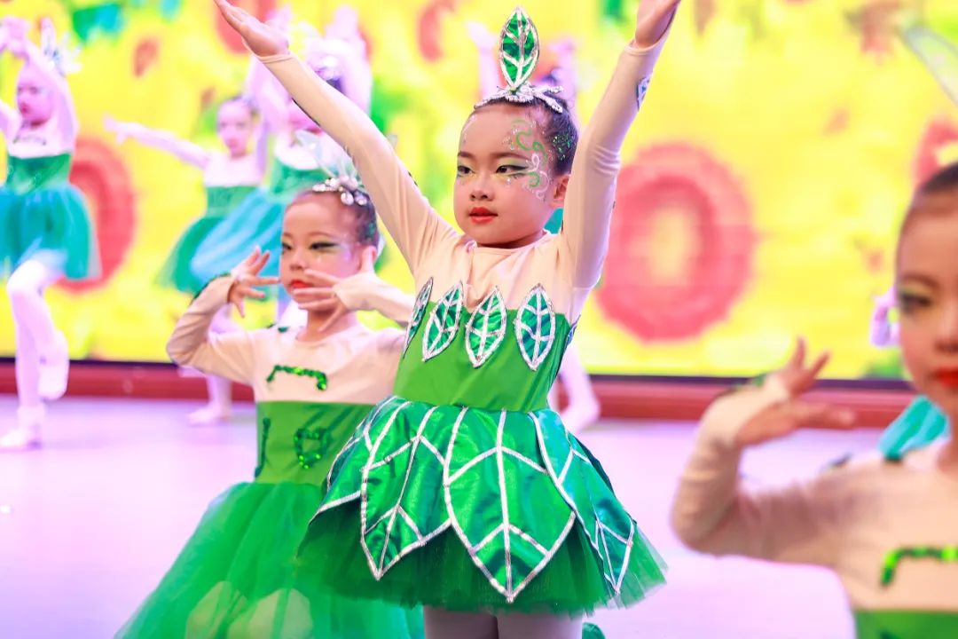 天府新区华阳实验小学举行“童星耀五月·艺术绽花开”群舞比赛
