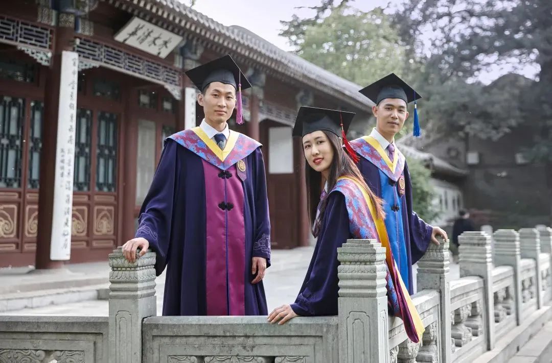 仙气十足！这些学位服有点不一样！网友：学位服一定得是西式的？如果来点中国风呢