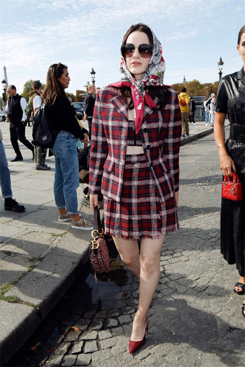 经典华贵喜庆的红配黑,谁能放肆穿?谁需谨慎穿?