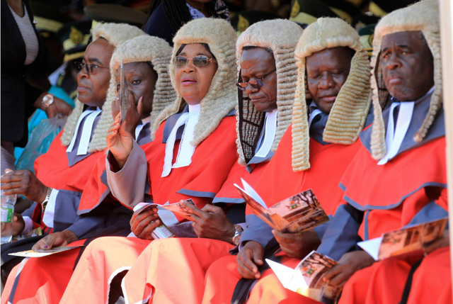 香港回归25年，这顶来自英国的假发戴着还有何意义？何不脱掉它？