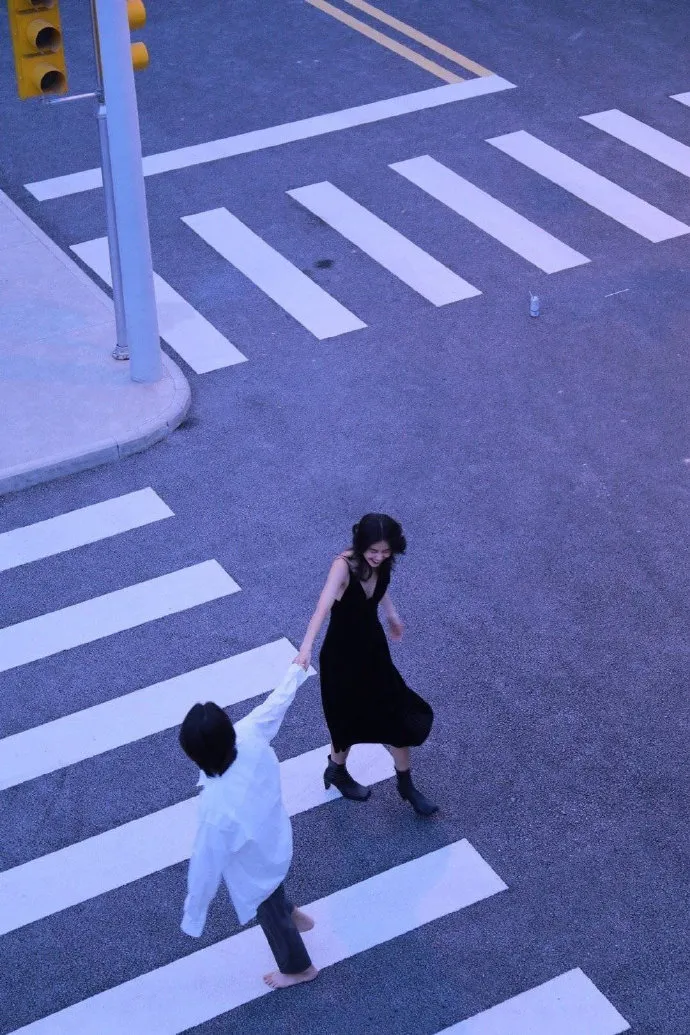高级又令人心动的文案 ‖ 总有一天要远方举杯，敬这一腔孤勇