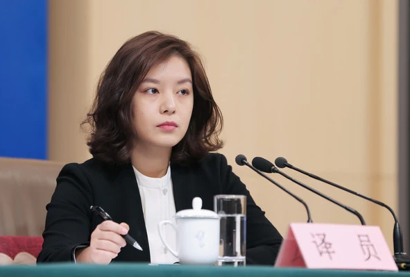 张京：17岁拒绝清北，21岁成外交翻译官，中美对话16分钟惊艳世界