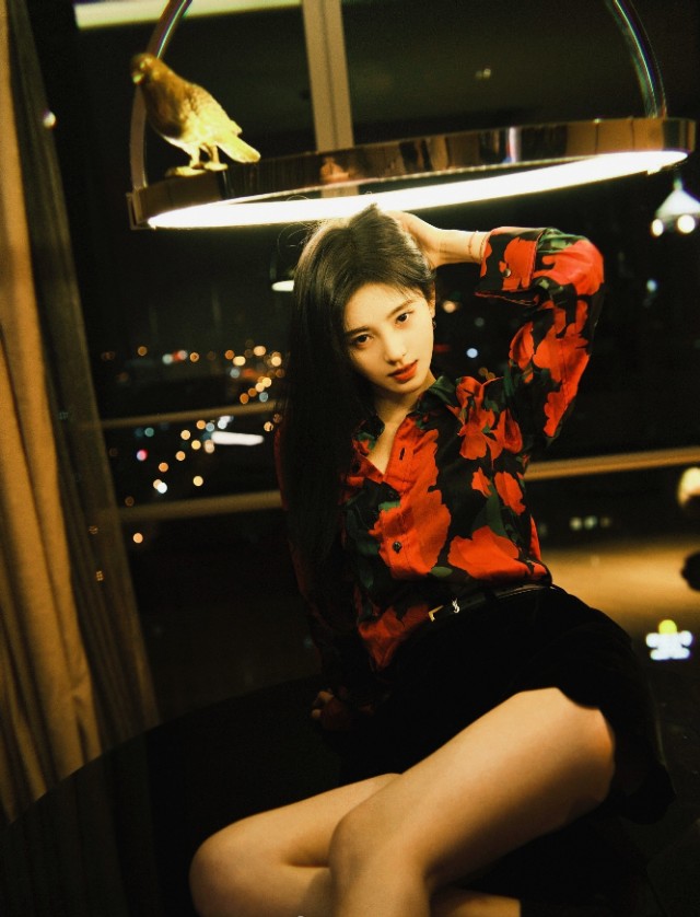 鞠婧祎花衬衫搭配黑色迷你短裤和玛丽珍鞋，好有港风范