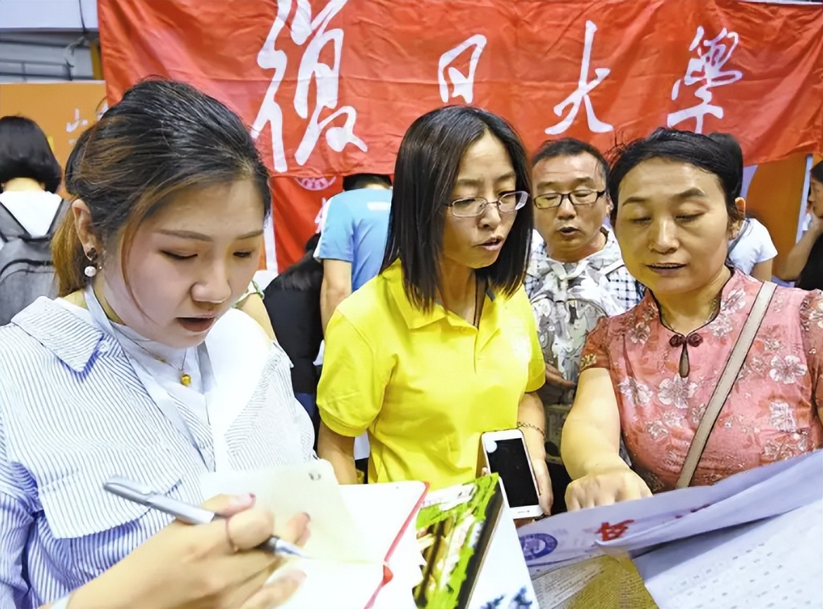 QS世界大学更新排名，北大清华世界排名创新高，复旦大学稍有退步