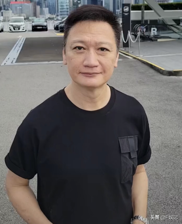 陶大宇大热天在街头派饭盒给老人家 热到汗都把白色外套变透明