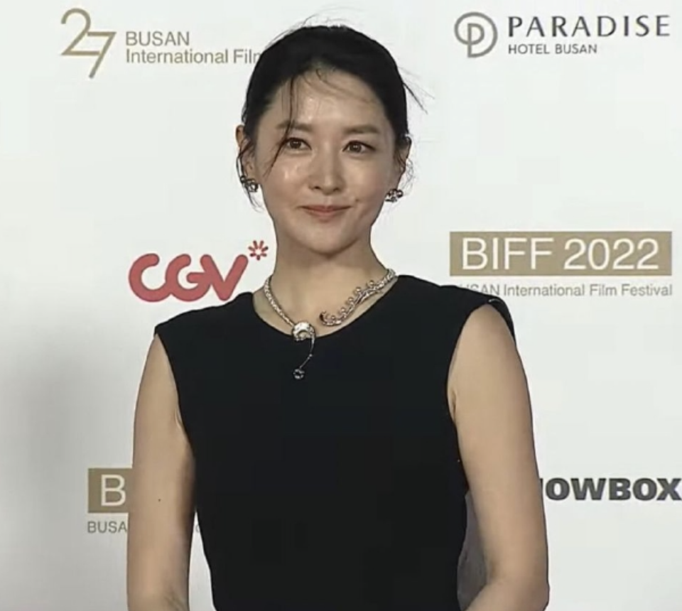 51岁李英爱绝美冻龄！“大长今”嫁入豪门13年，11岁龙凤胎颜值高