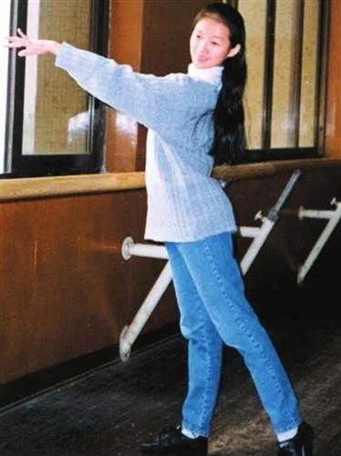 章子怡 上大学的时候的照片，那时就非常漂亮