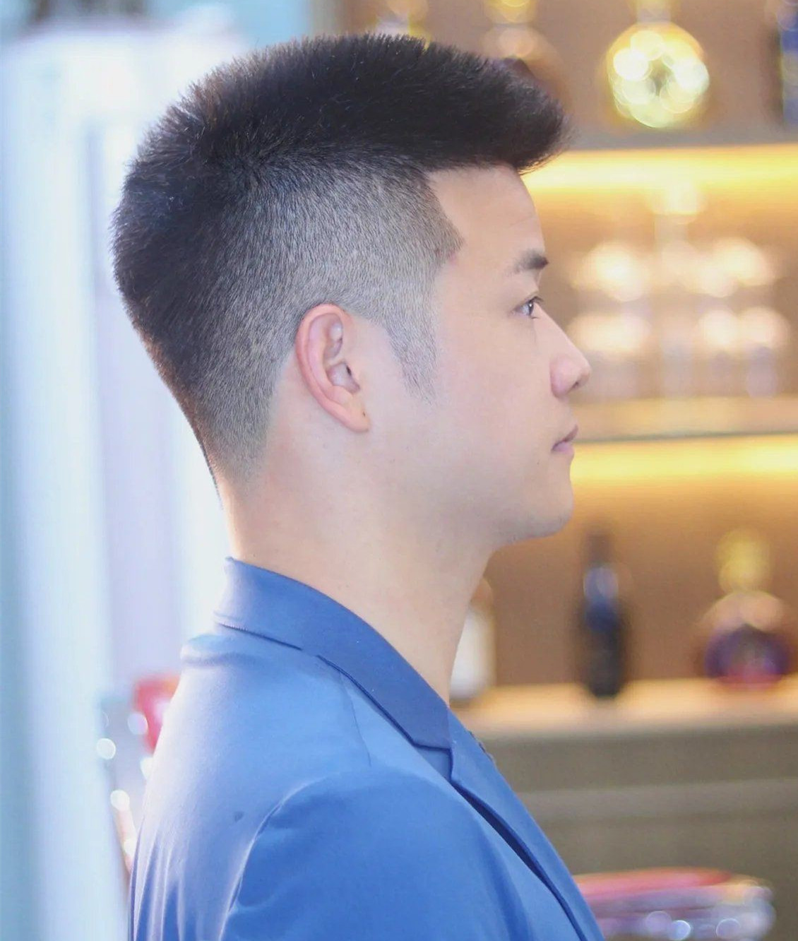 从流行趋势来看,最近几年国人的发型更加倾向于精干利落型的风格.