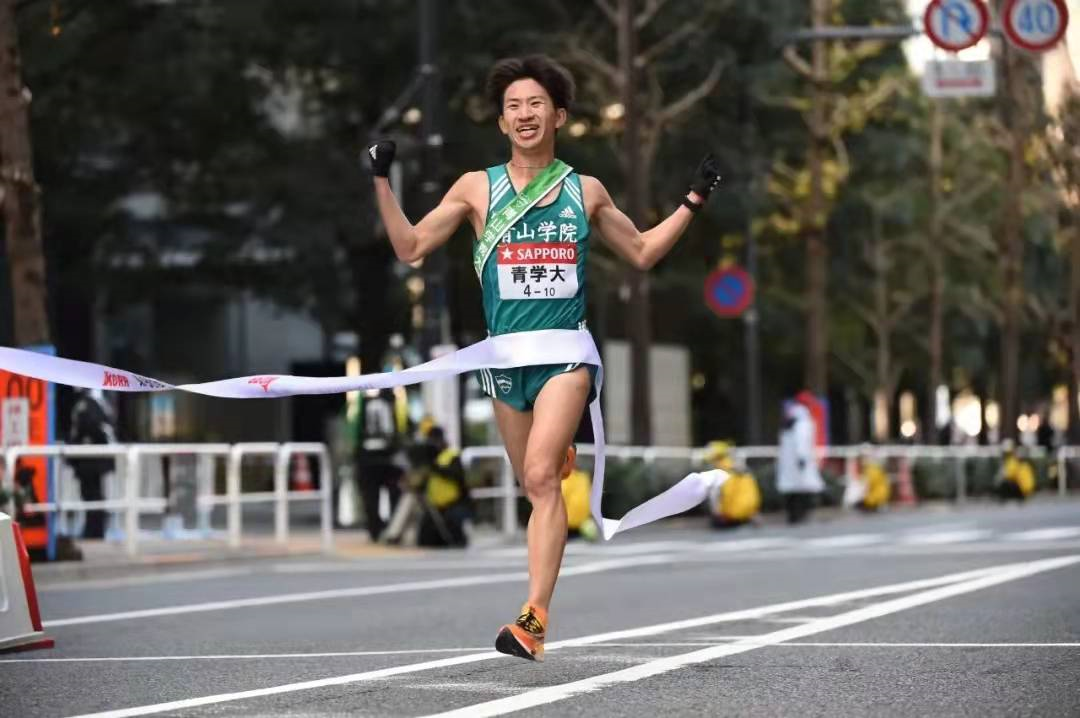第98届箱根驿传中，青山学院王者归来，总成绩10:43:42破纪录夺冠