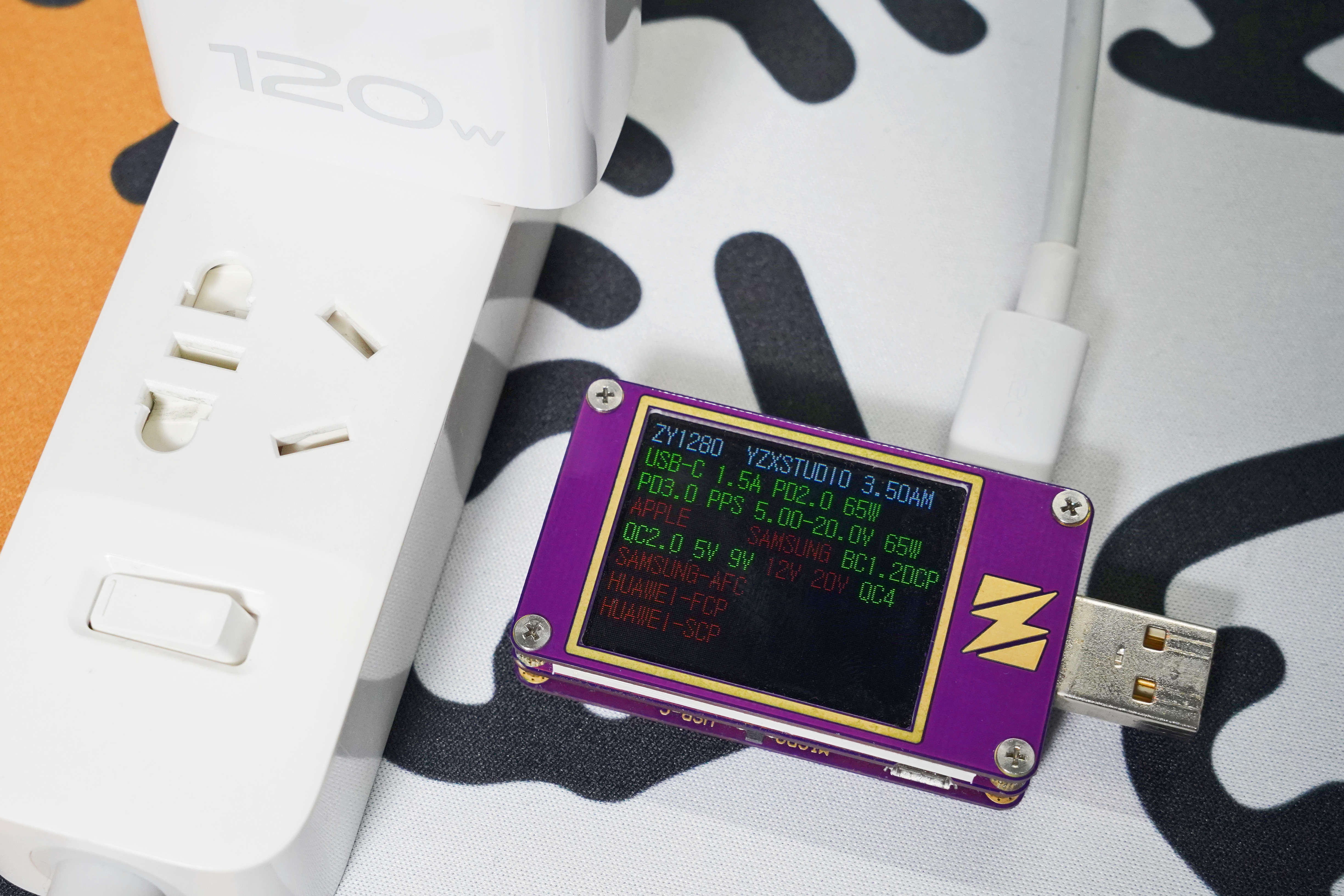 iQOO 120W 氮化镓闪充头，高完成度的原厂迷你充电器