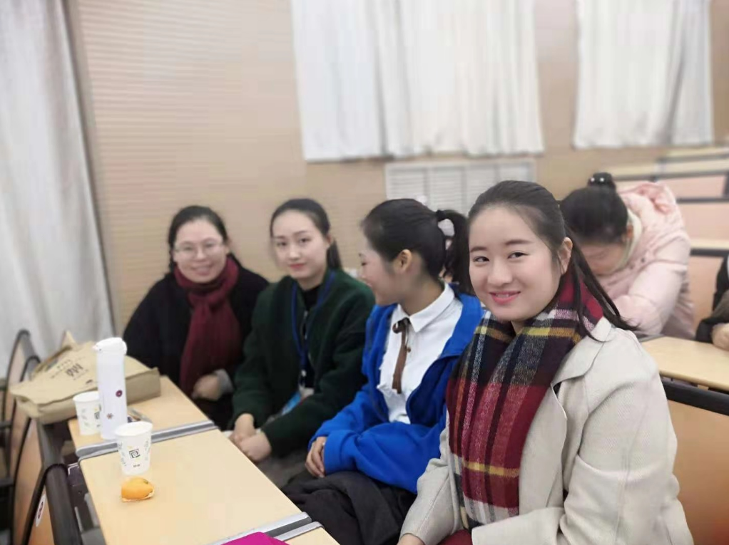 男生在校园里做起“按摩生意”，不料被女生模仿，评论区两极分化