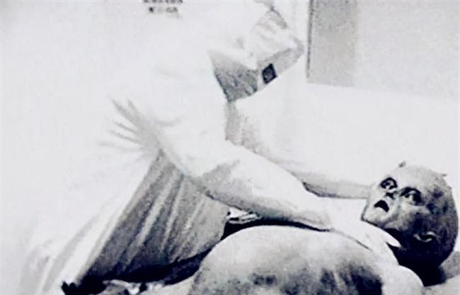 罗斯威尔事件外星幸存者口述：看到士兵拖走大眼外星生物的尸体