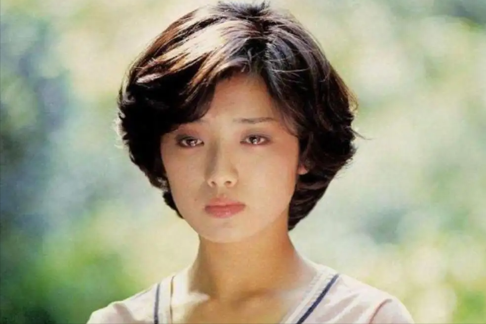 63岁山口百惠：隐退42年，身材发福生活节俭，孙女降生当奶奶