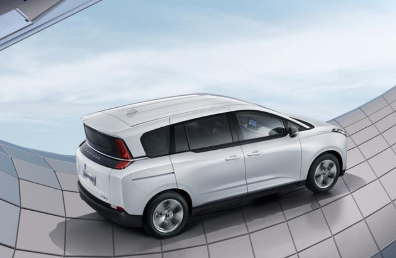 MPV市場(chǎng)又殺出一匹黑馬？奔騰NAT的電動(dòng)側(cè)滑門很香