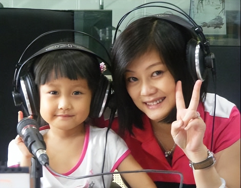 歌手何静,离婚后与女儿相依为命,两段失败的婚姻让她坚强