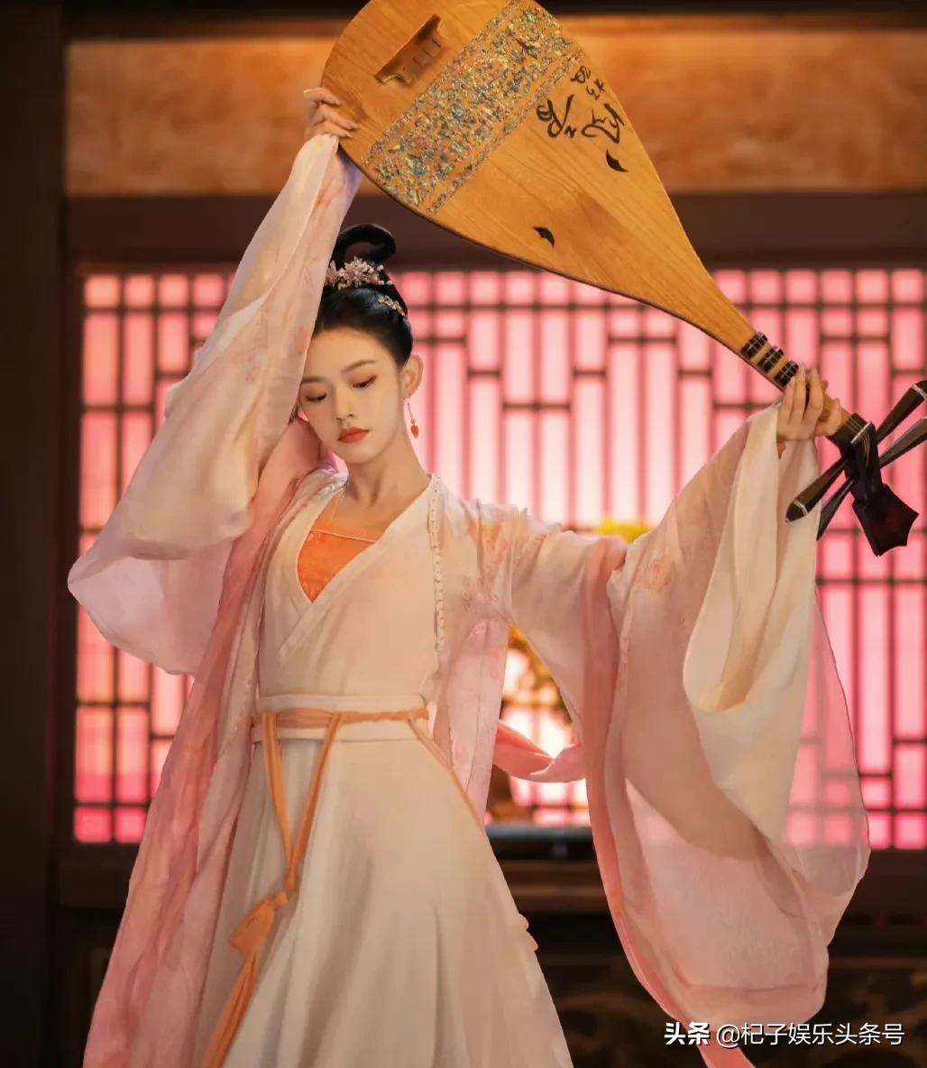 同样是弹琵琶，把周洁琼和林允放在一起对比，差别就出来了