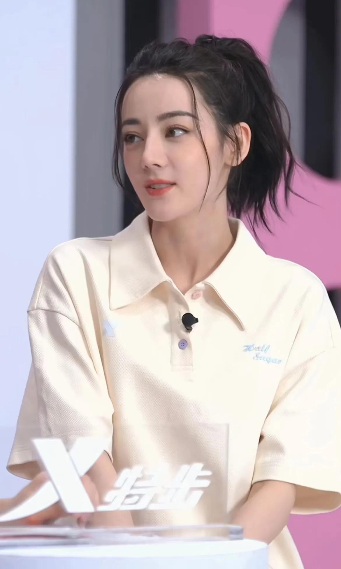迪丽热巴polo衫穿搭，运动风满满的青春气息，谁能不爱