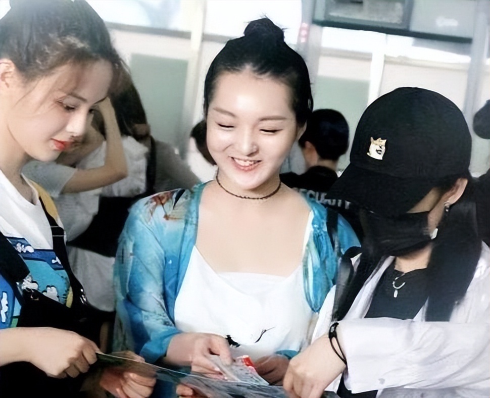 985毕业科班出身，实力不俗被称小邓紫棋，因生病变丑遭外貌羞辱