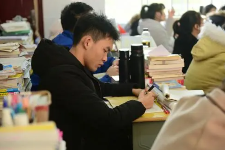 公立初中和私立初中哪个更好，入学三年，才发现差距不是一星半点