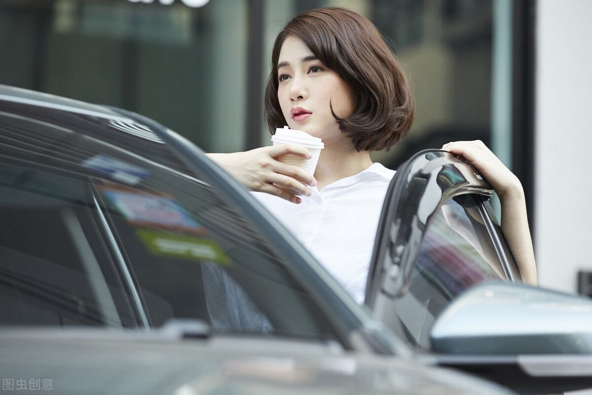 南京一商场两女子人肉占车位，被车辆缓缓顶开，法律支持谁？