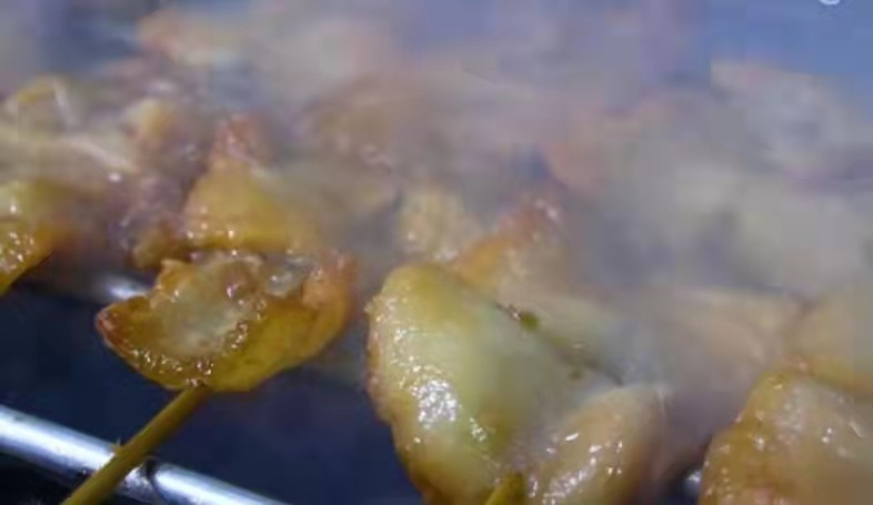 五花肉创意变身！外卖大哥巧手玩转猪肉店装修风