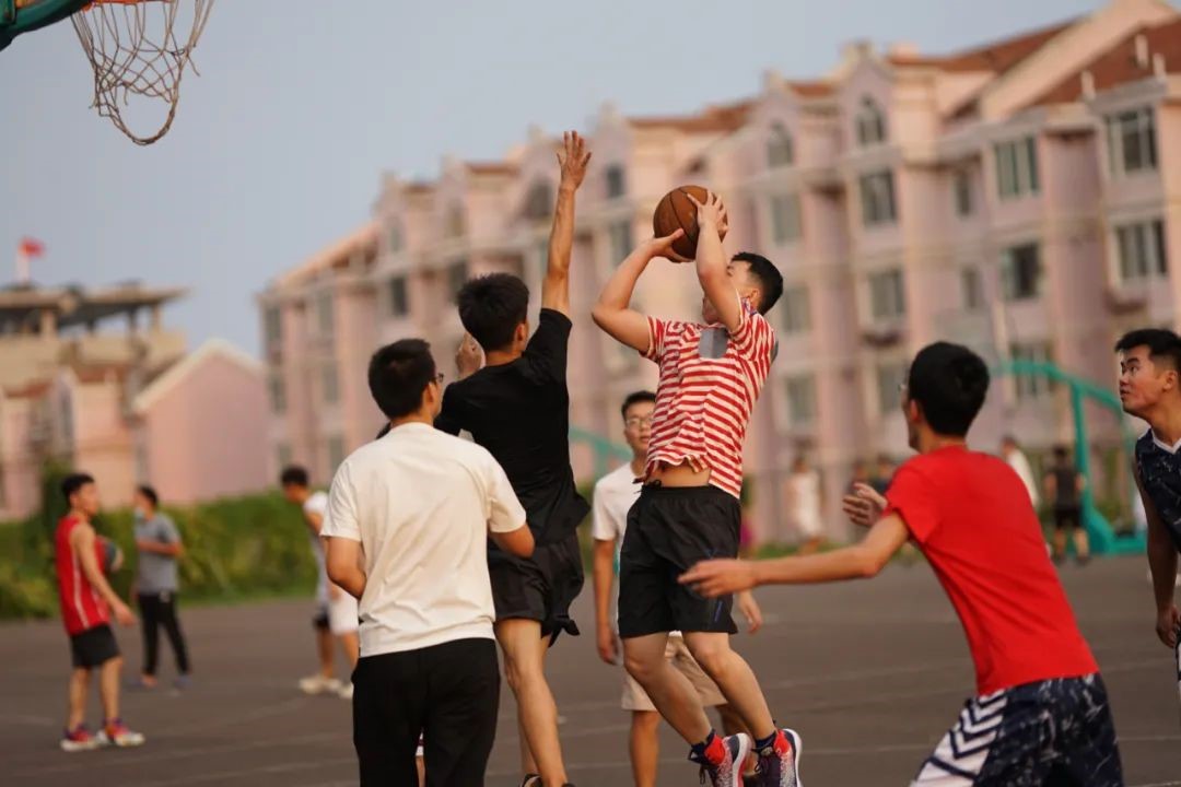 “面朝”大海，坐拥网红咖啡馆！大连一高校“精致生活”曝光，网友：太羡慕！