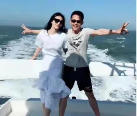 6个娶“小媳妇”的男明星，幸福虽晚但到，他们才是人生赢家