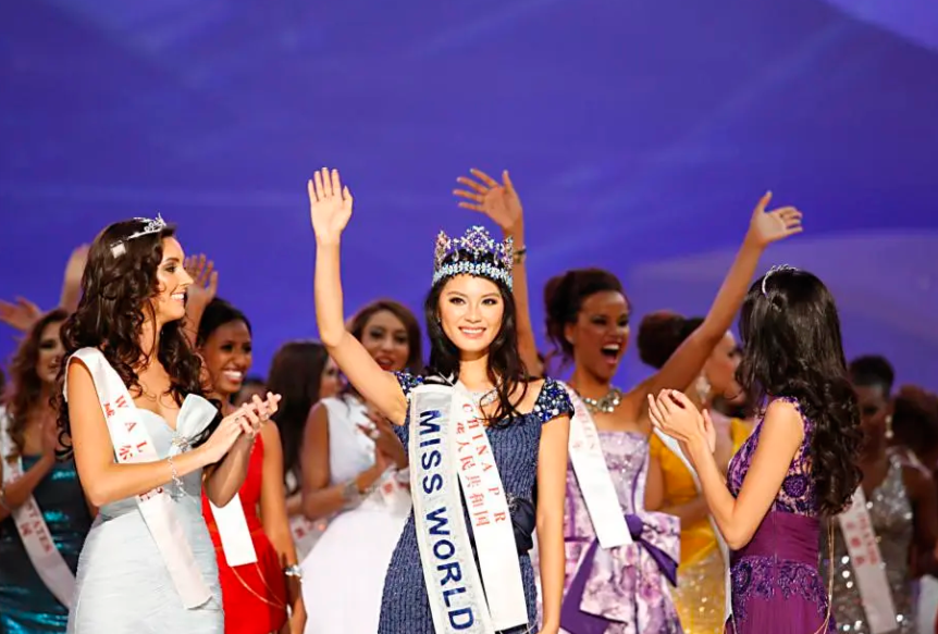 “世界小姐冠军”于文霞出身农村，2012年夺冠，后来投身公益事业