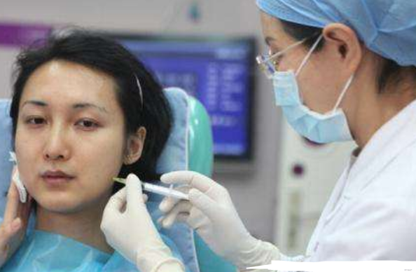 “背母上学”感动中国的刘霆，10年后变成美女，不少网友表示理解