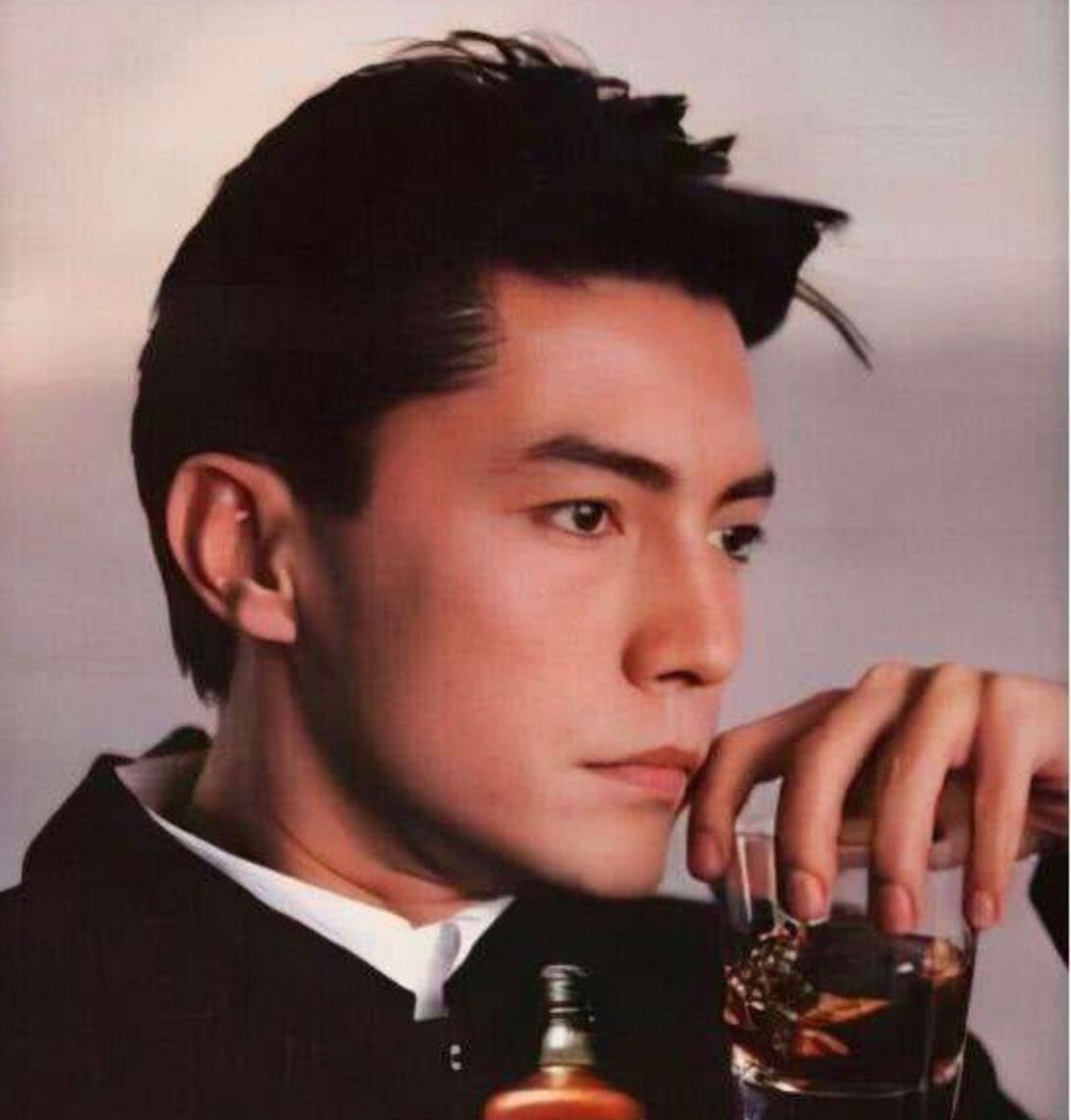 尊龙老了依然是男神，白发不染仍有贵族气质，优雅到骨子里的男人