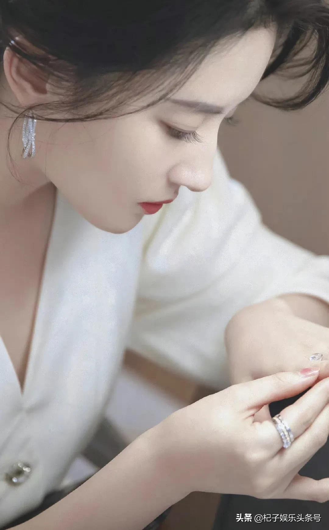 一组刘亦菲的侧颜照，鼻子很真实，果然天仙都是无惧真实的