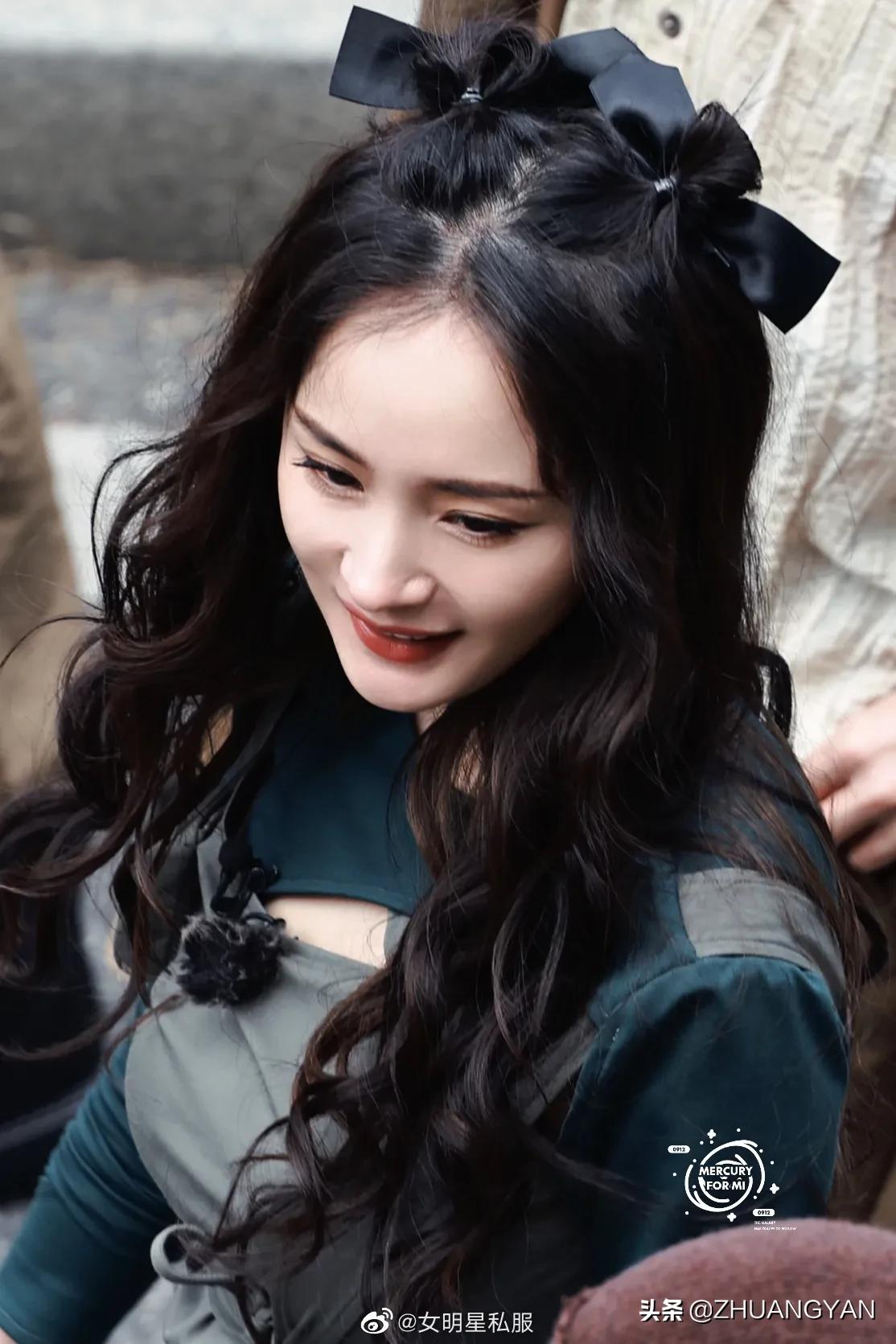 杨幂密室大逃脱的路透照公开，长得美身材辣，走起工装风又甜又酷