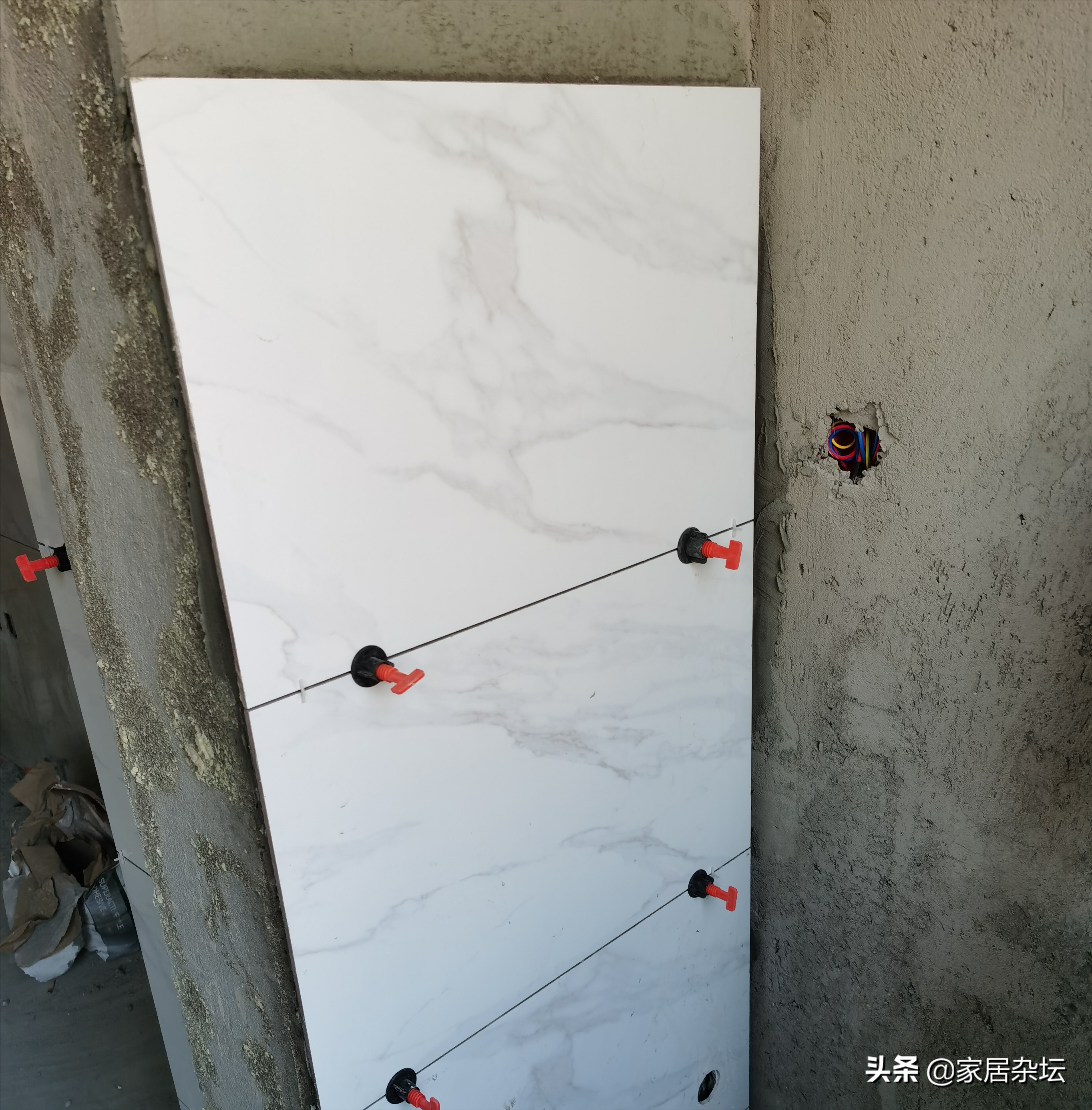 家里装修贴墙砖，担心瓷砖脱落，方法很重要，这3步要做对
