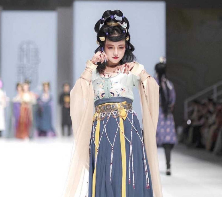 洛丽塔大哥晒出童年照片，网友：从小就是美人胚子-哪边嗨