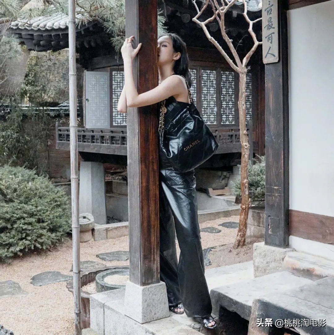 韩国女星金高银《ELLE》封面大片，烟熏妆羊毛卷酷劲十足