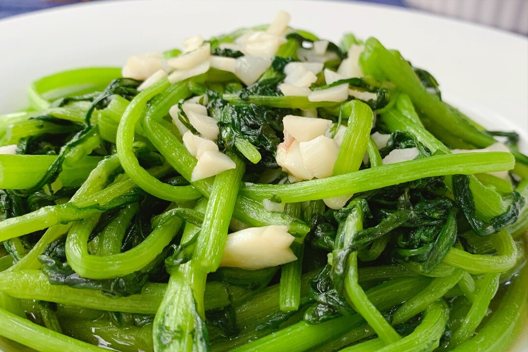 饭店里的蒜蓉茼蒿,翠绿还不出水,原来是有技巧的,大厨教你2招