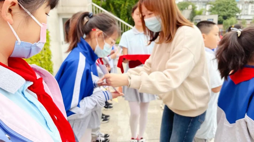 成都高新区中和小学举行以“有爱无碍 共享美好”为主题的升旗仪式