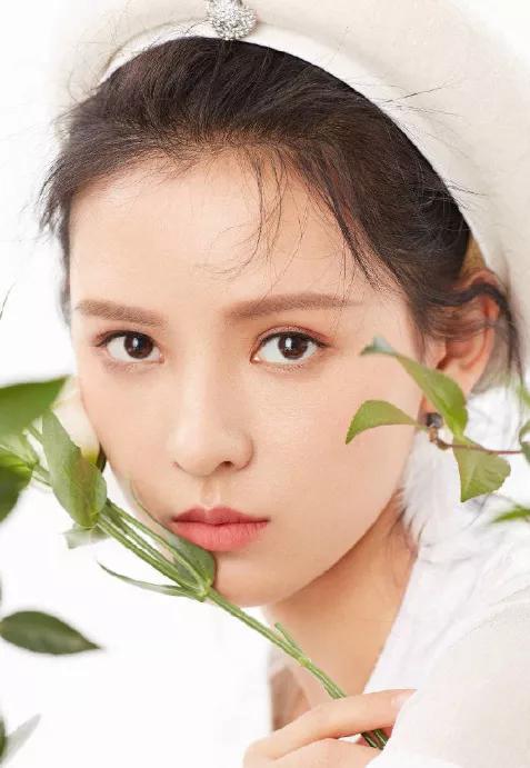 张予曦：清秀俊美，气质优雅，温婉大方，侧颜堪称完美